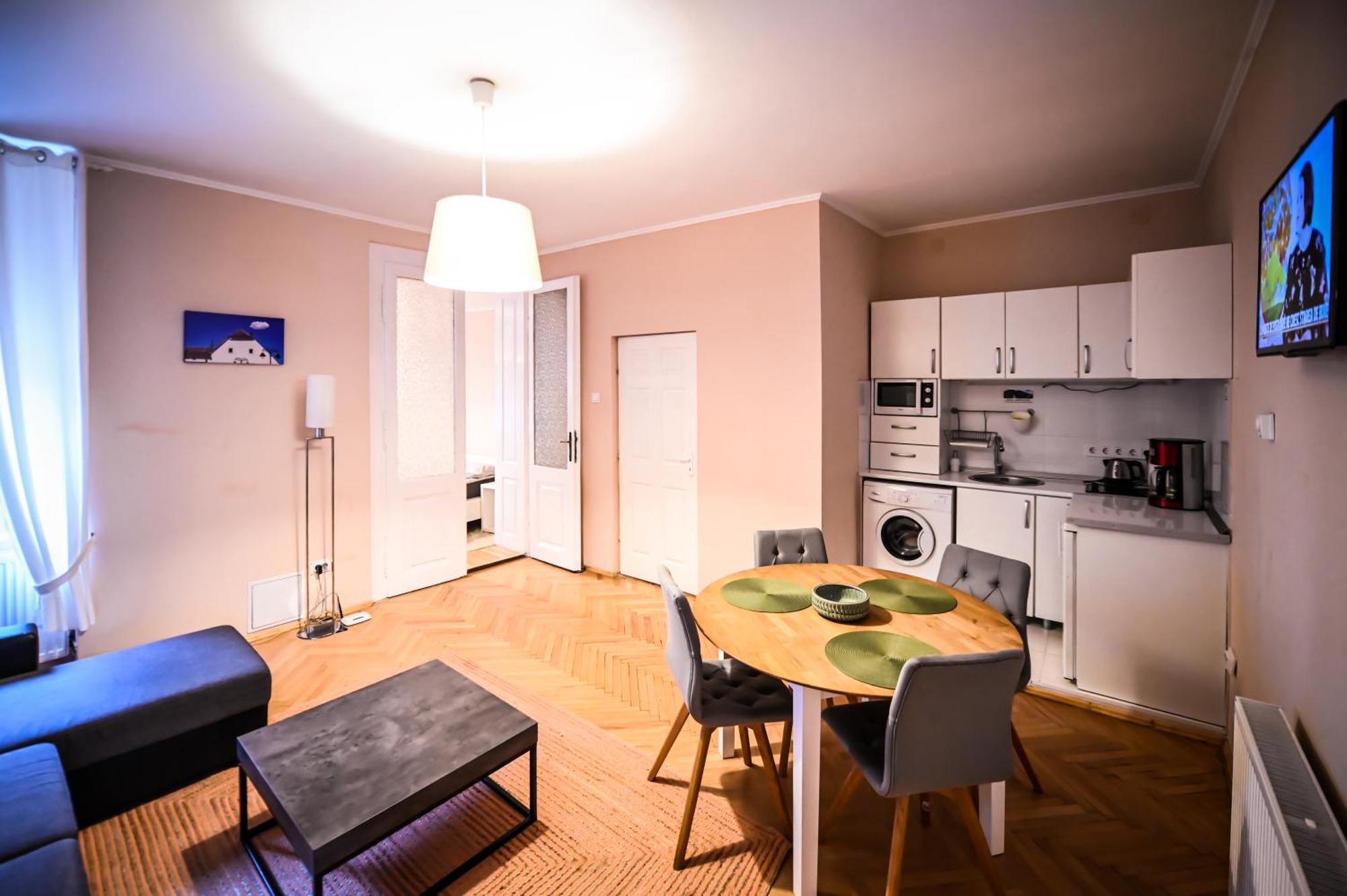Jules' Sunny, Spacious And Central Apartment Sibiu Luaran gambar